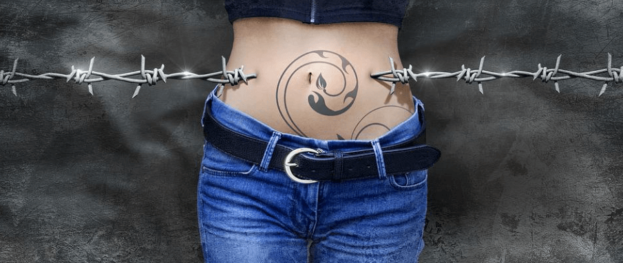 아랫배 통증을 호소하고 있는 여자