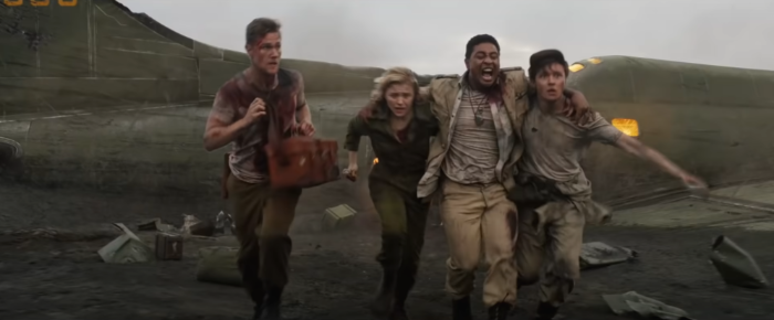 목숨걸고 지키는 저 가방은 무엇? (영화 '섀도우 클라우드')