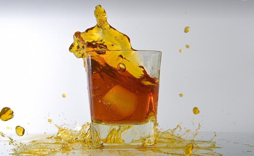 위스키 잔 사진