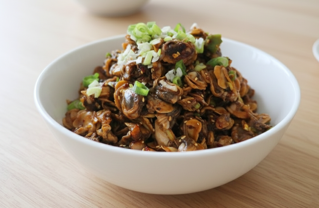 탱글하게 장 양념된 꼬막무침.