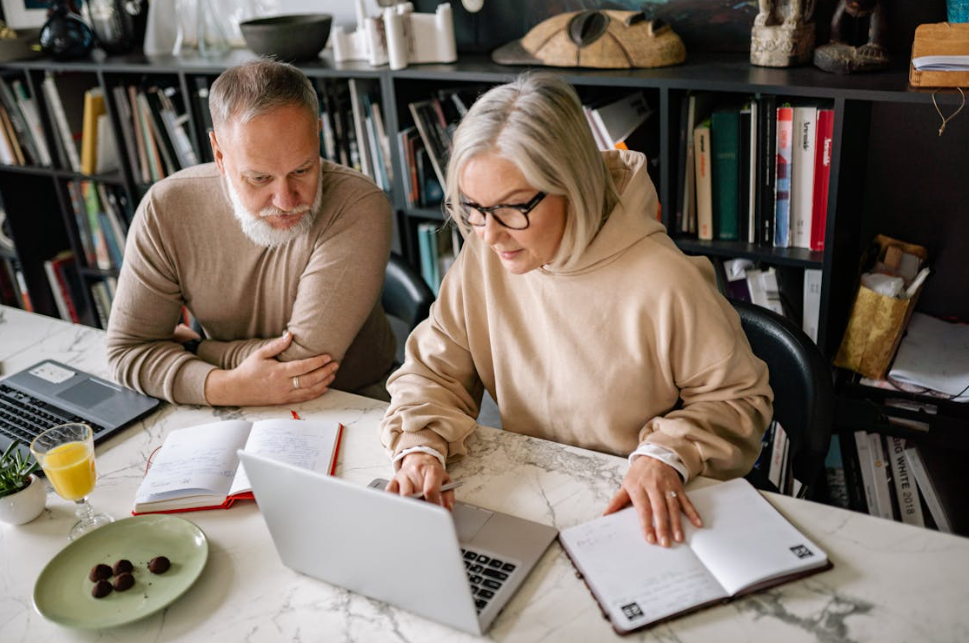 노트북앞에서 일하고 있는 남녀노인