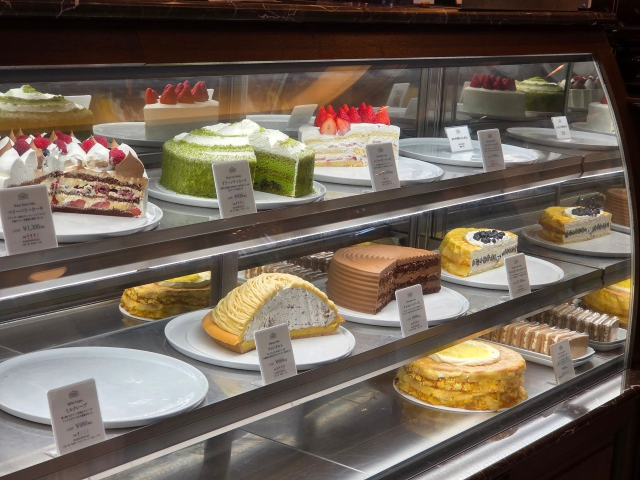 나고야 하브스 백화점 지점과 본점의 디저트 진열대 비교