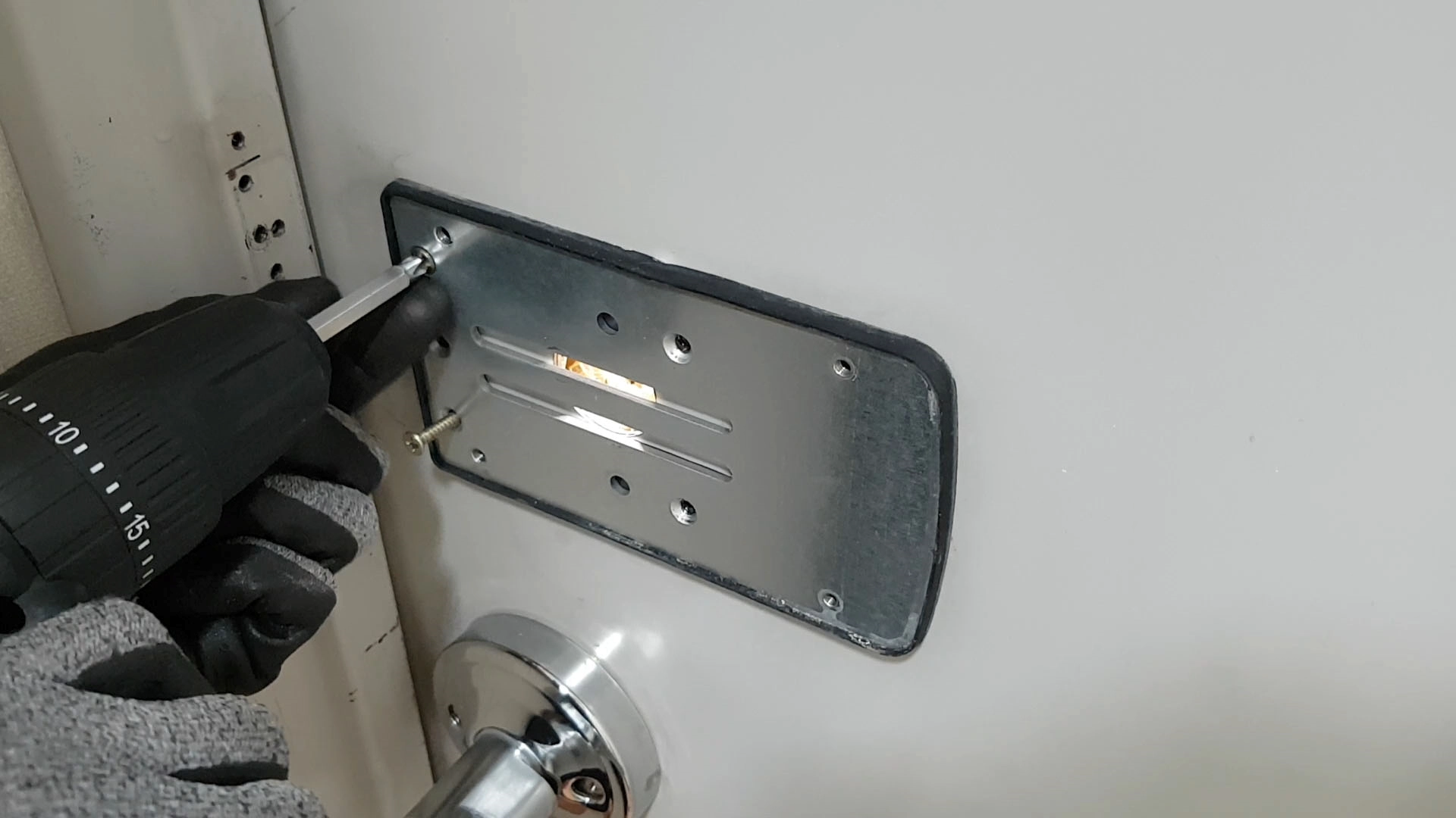 설치 보강판 떼는 모습