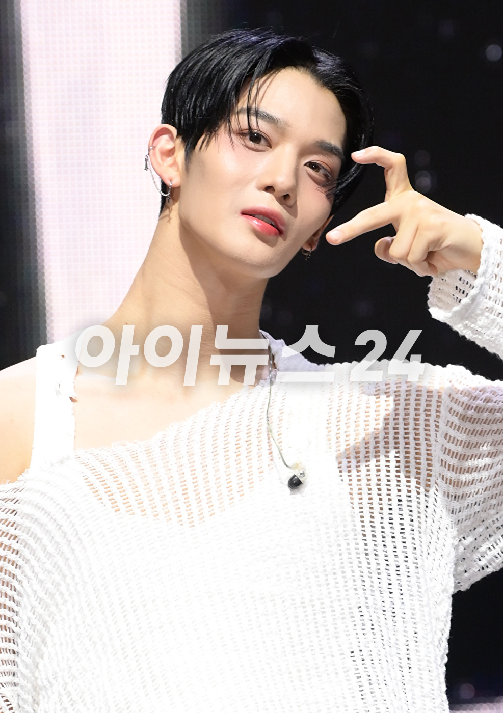 그룹 CIX 배진영이 29일 오후 서울 연세대학교 백주년기념관에서 열린 CIX(씨아이엑스)의 여섯 번째 EP &#39;오케이 에피소드 2: 아임 오케이&#39;(OK Episode 2 : I&#39;m OK) 발매 기념 쇼케이스에 참석하고 있다. [사진=정소희 기자]