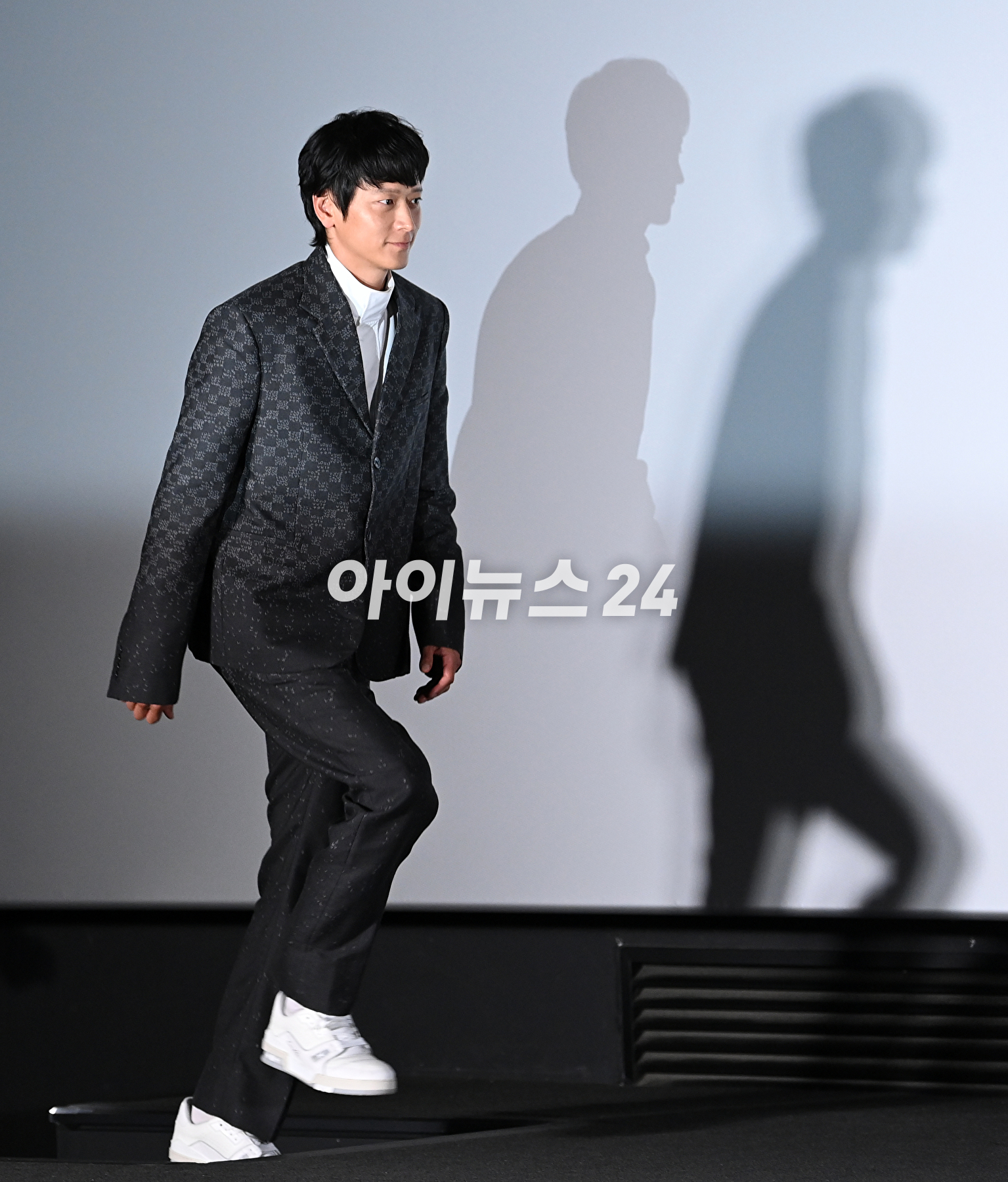 배우 강동원이 31일 서울 CGV 용산아이파크몰에서 열린 영화 '브로커' 언론시사회에서 포즈를 취하고 있다. [사진=김성진 기자]