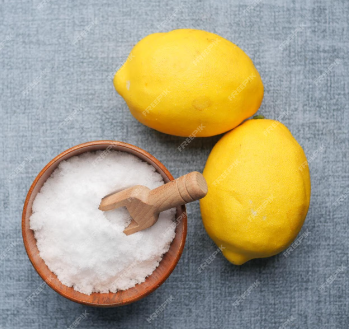 소금으로 레몬 씻기