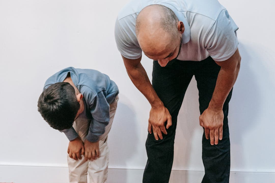 아이와 인사하고 있는 아버지의 모습