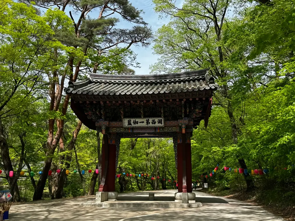 사찰 입구에 세워진 전통 일주문 전경