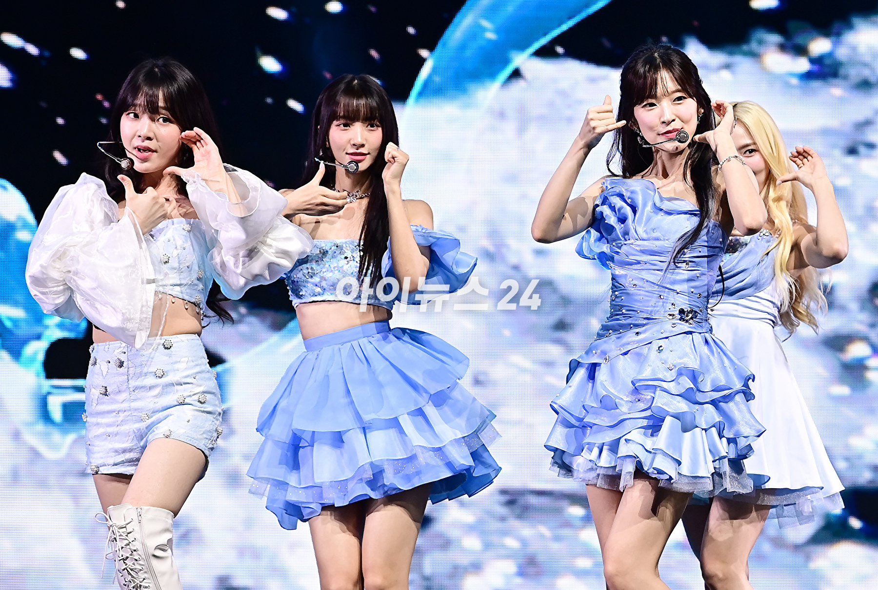 그룹 오마이걸이 24일 오후 서울 광진구 예스24라이브홀에서 진행된 아홉 번째 미니 앨범 &#39;골든 아워글래스&#39;(Golden Hourglass) 발매 기념 쇼케이스에서 무대를 선보이고 있다. [사진=곽영래 기자]