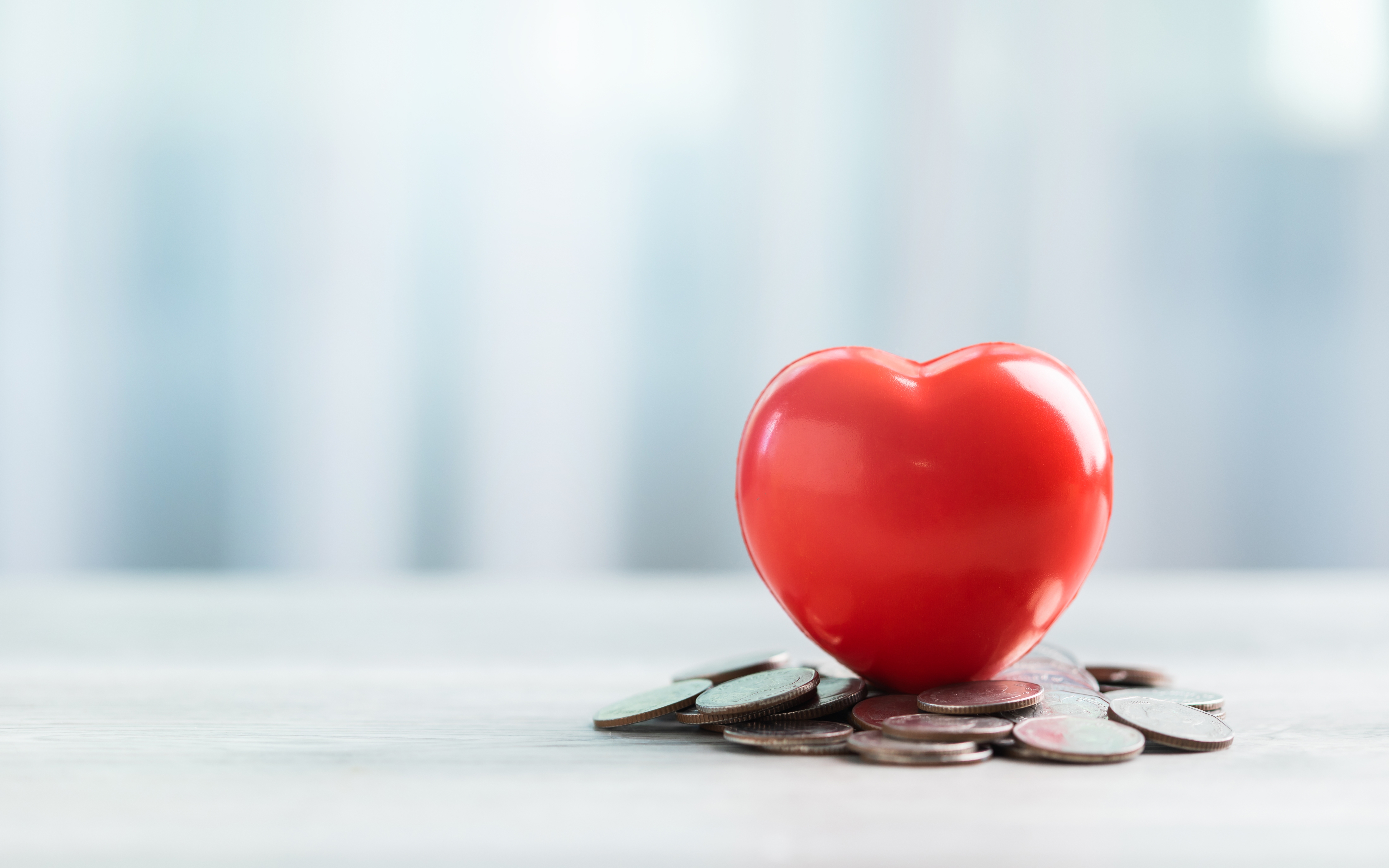 근로장려금의 의미를 상징하는 동전 위 빨간 하트 이미지