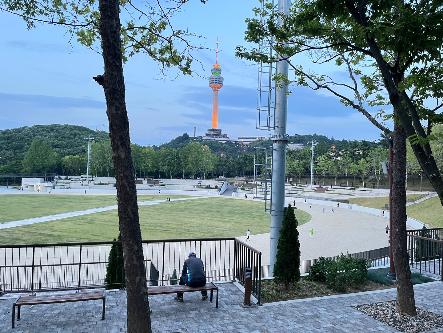 멀리_83타워가_보이는_두류공원