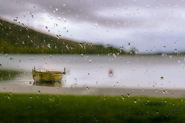 비내리는 강가를 실내에서 보는 모습