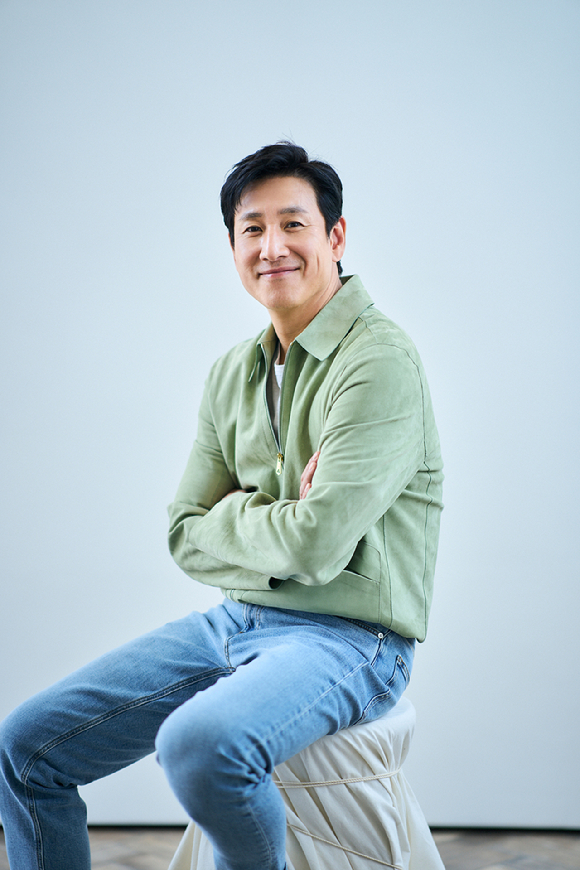 배우 이선균이 영화 &#39;킬링 로맨스&#39;(감독 이원석) 인터뷰에 앞서 포즈를 취하고 있다. [사진=롯데엔터테인먼트]