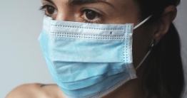 마스크를 쓴 여자