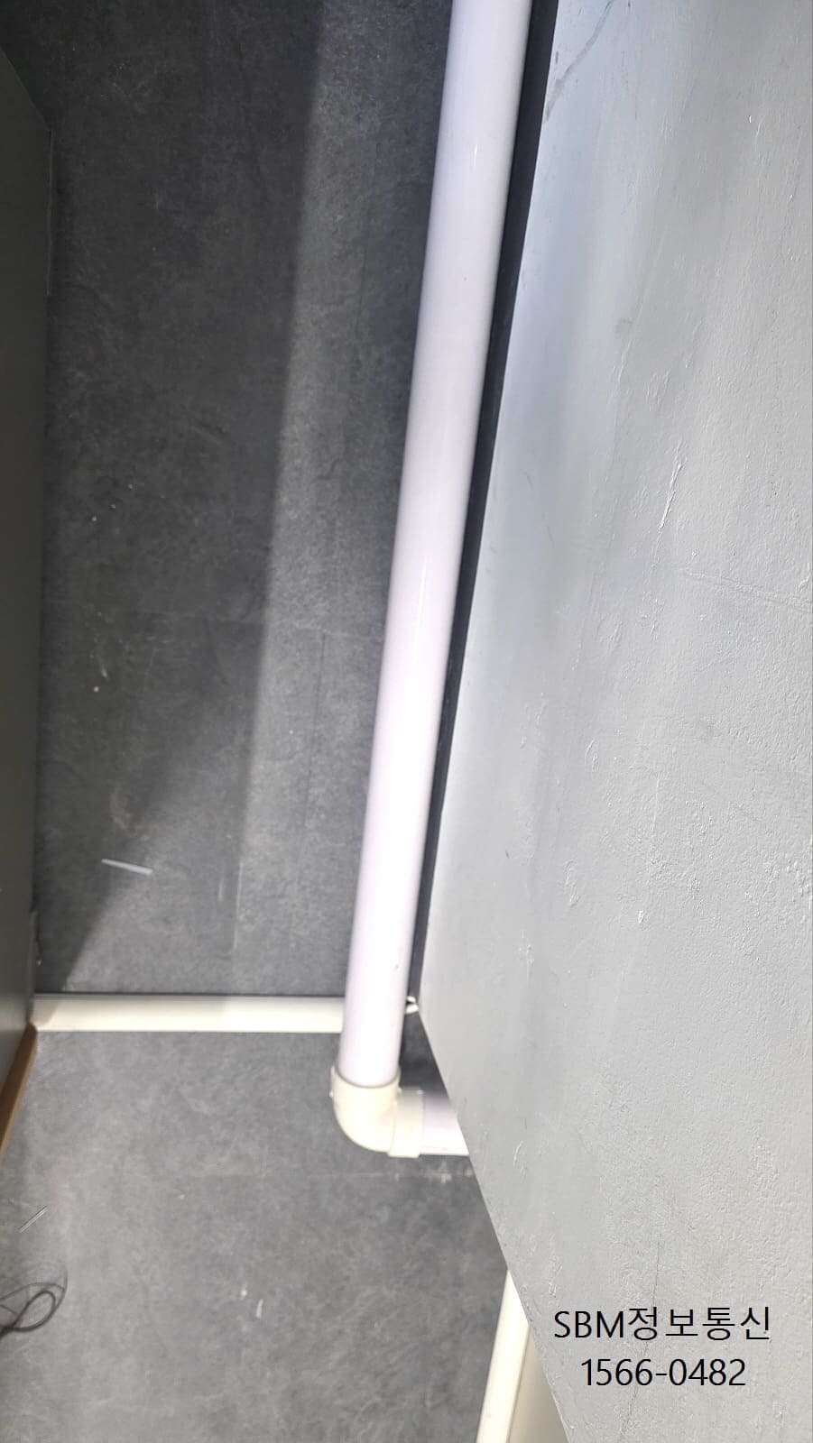 지식산업센터 사무실 회색 벽면을 따라 안전하게 시공된 통신 케이블 원형 배관 및 엘보 부속 시공