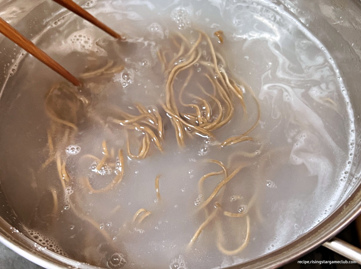 판모밀국수에 들어갈 메밀 생면을 삶고 있는 사진