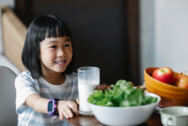 우유 마시는 여자 아이