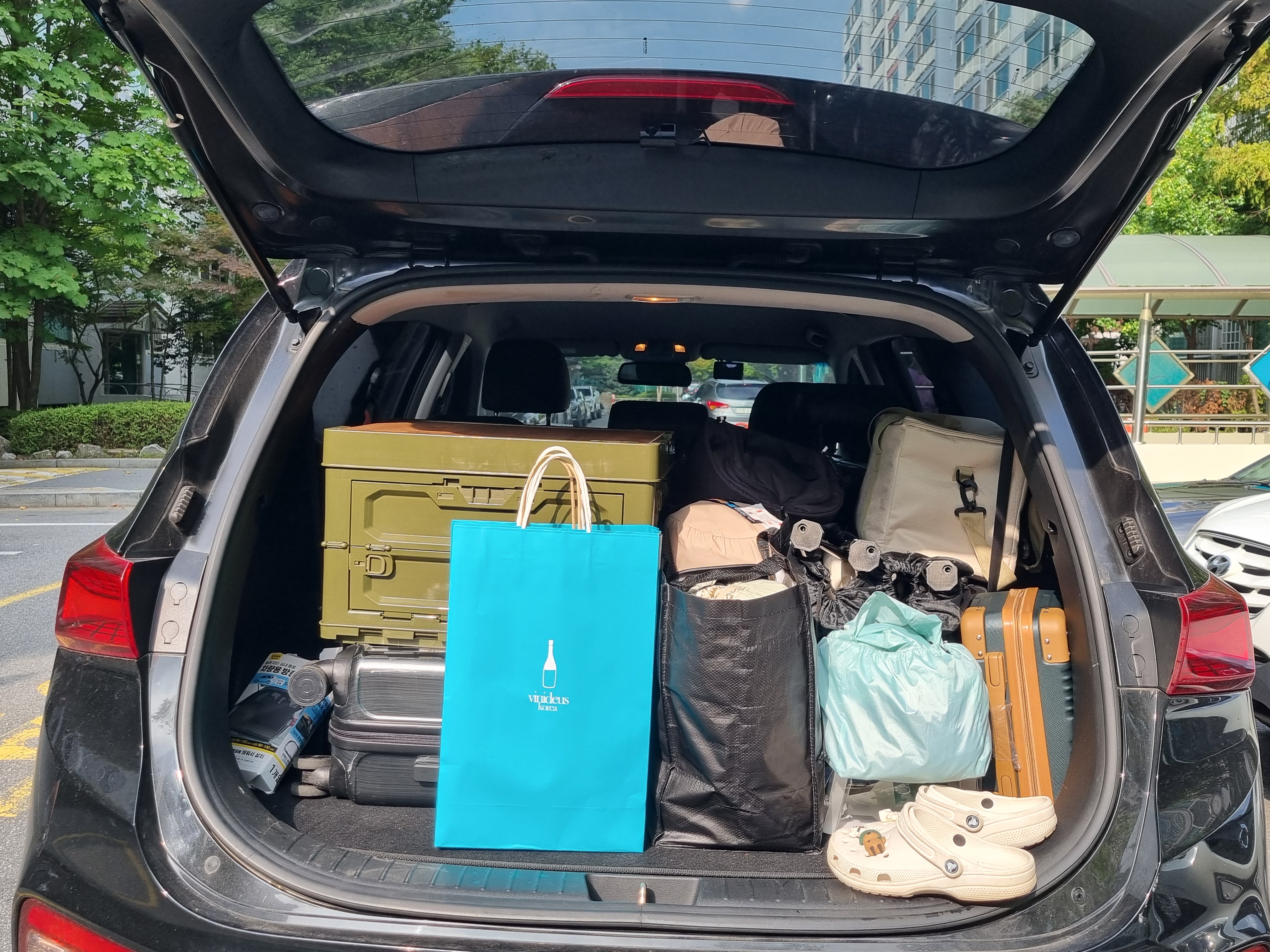 트렁크에 실린 캠핑 짐