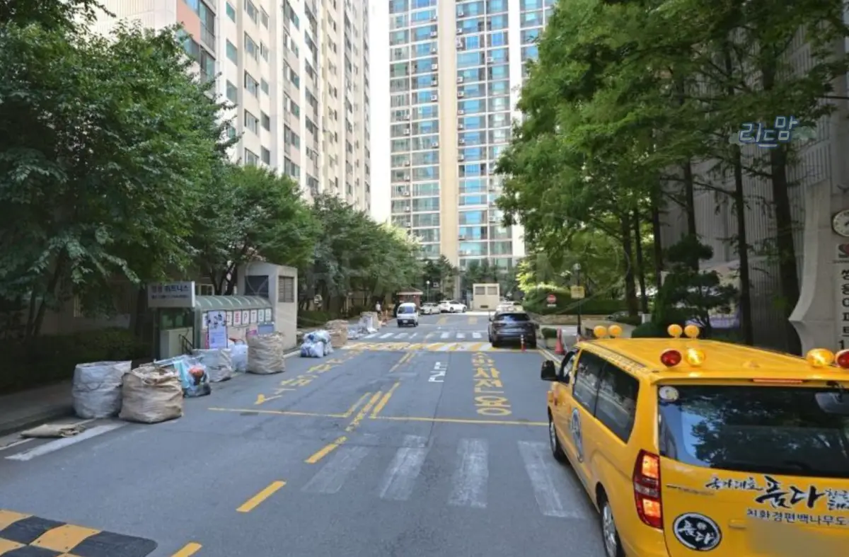 가락쌍용1차-송파구-아파트-경찰병원역근처-단지매부-조경-나무-도로-학원차량