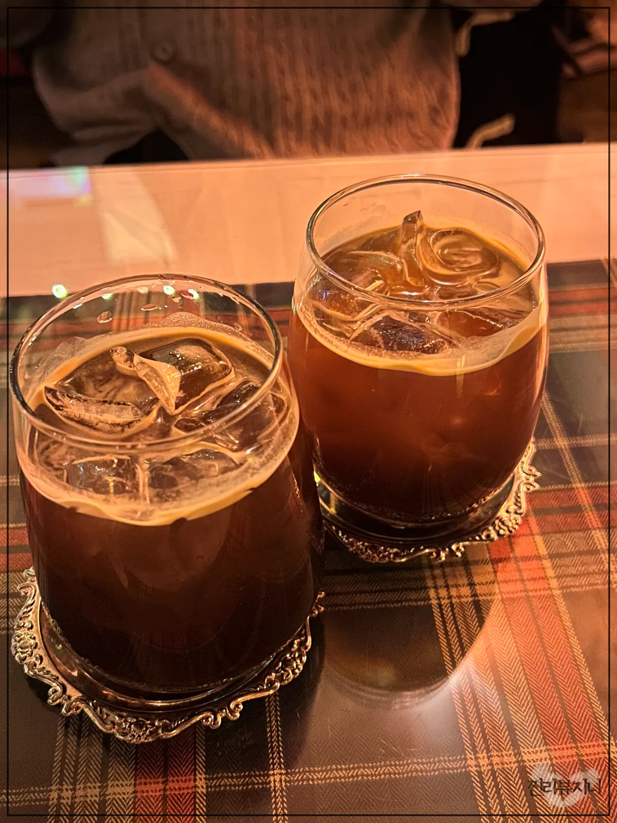 테이블에-올려져-있는-주문한-아이스-아메리카노