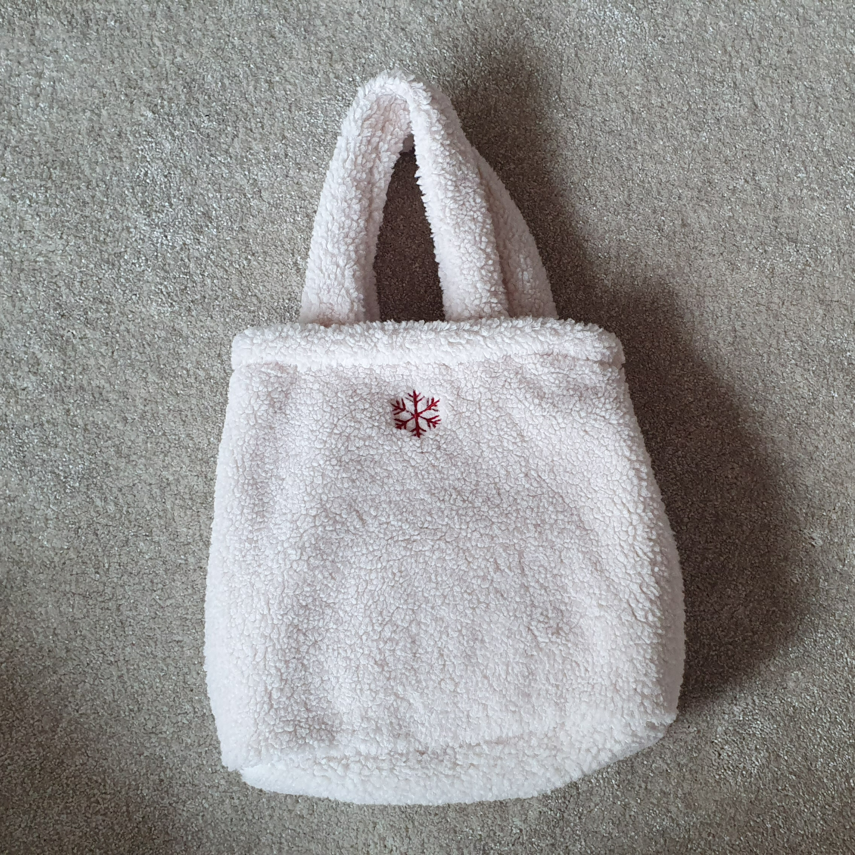 포근한-손가방-뒷모습