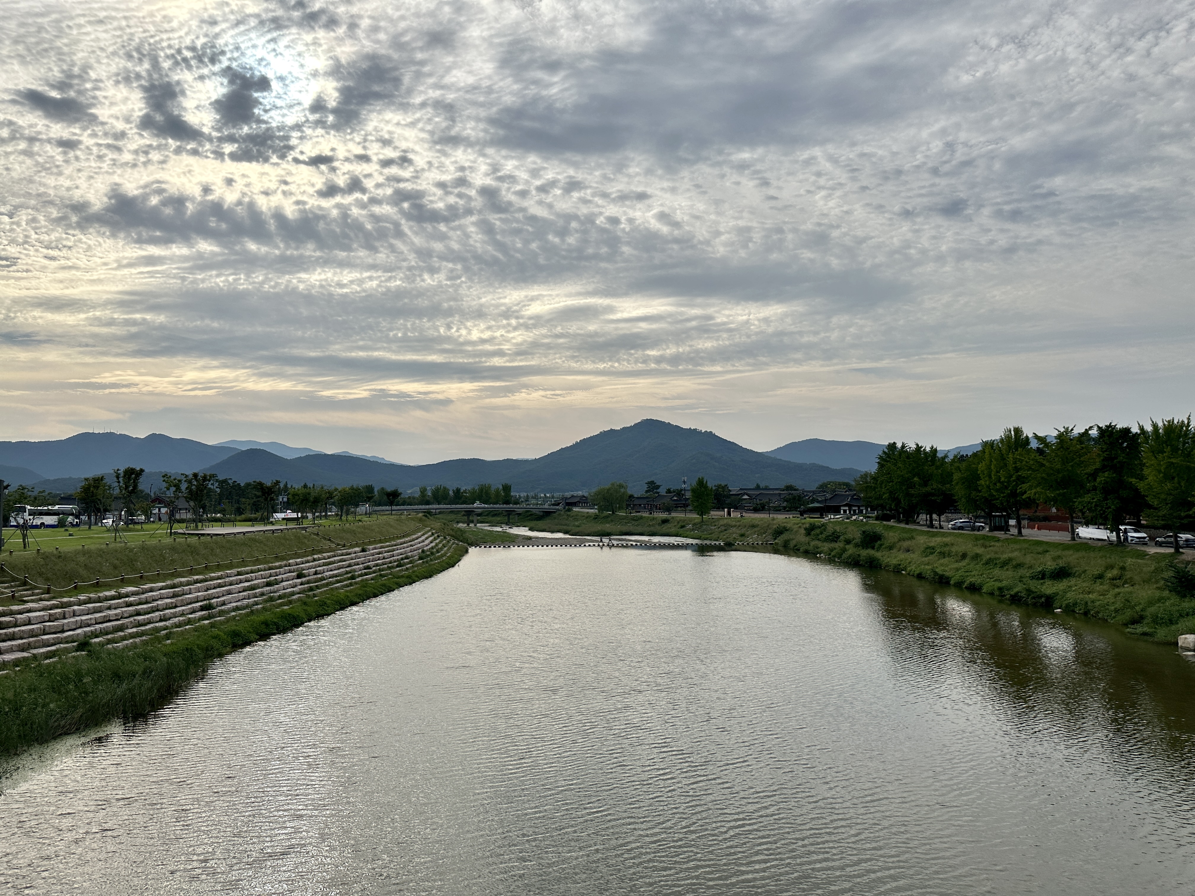 월정교에서 바라보는 남천