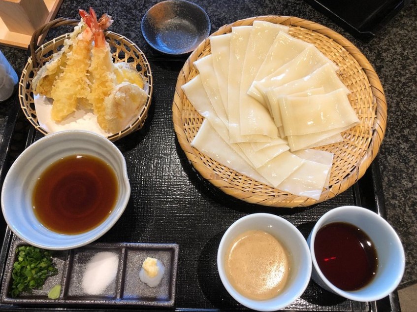 실제 매장에서 나오는 모듬 튀김과 납작 우동