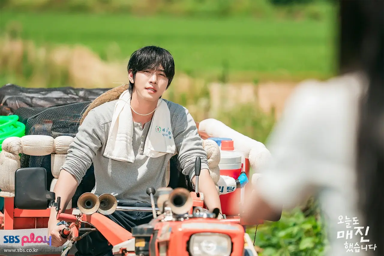 경운기 모는 메튜 리