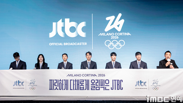 2026 북중미 월드컵 중계 보는 법 총정리｜TV&middot;모바일&middot;무료 시청 방법까지 전 세계 축구 팬들이 기다리는 2026 FIFA 북중미 월드컵이 드디어 다가오고 있습니다. 대한민국 축구 국가대표팀 역시 본선 무대를 밟게 되면서 국내 팬들의 관심도 뜨거워지고 있는데요. 하지만 막상 월드컵이 시작되면 &amp;quot;어디서 중계를 보지?&amp;quot; &amp;quot;무료로 볼 수 있을까?&amp;quot; &amp;quot;휴대폰으로 시청할 수 있나?&amp;quot; 라는 궁금증이 생기기 마련입니다. 오늘은 2026 월드컵 중계를 가장 편하게 보는 방법을 정리해보겠습니다. 2026 월드컵은 언제 열릴까? 2026 FIFA 북중미 월드컵은 개막일 : 2026년 6월 11일 결승전 : 2026년 7월 19일 까지 진행됩니다. 이번 대회는 미국&amp;#44; 캐나다&amp;#44; 멕시코가 공동 개최하며&amp;#44; 사상 처음으로 48개국이 참가하는 월드컵으로 열립니다. 국내 TV 중계는 어디서 볼 수 있을까? 아직 FIFA와 국내 방송사의 최종 중계권 계약이 모두 공개되지는 않았지만&amp;#44; 역대 월드컵 사례를 보면 다음 방송사들이 중계를 맡을 가능성이 높습니다. 예상 중계 방송사 KBS MBC SBS 2022 카타르 월드컵 역시 지상파 3사가 공동 중계를 진행했습니다. 따라서 TV만 있다면 별도의 추가 비용 없이 월드컵을 시청할 수 있을 가능성이 큽니다. 스마트폰으로 보는 방법 요즘은 TV보다 모바일 시청을 선호하는 팬들도 많습니다. 월드컵 모바일 중계는 보통 다음 플랫폼을 통해 제공됩니다. 모바일 시청 플랫폼 방송사 공식 앱 OTT 서비스 스포츠 중계 앱 특히 대한민국 경기의 경우 실시간 채팅과 하이라이트 기능까지 제공되는 경우가 많습니다. 출퇴근길이나 여행 중에도 편하게 응원할 수 있다는 장점이 있습니다. OTT로 월드컵 보기 최근 스포츠 중계의 중심은 OTT로 이동하고 있습니다. 국내에서는 다음과 같은 플랫폼들이 후보로 거론됩니다. OTT 중계 가능 플랫폼 웨이브(Wavve) 쿠팡플레이 티빙(TVING) 다만 중계권 계약에 따라 실제 제공 여부는 달라질 수 있으므로 대회 개막 전 반드시 확인하는 것이 좋습니다. 무료 시청도 가능할까? 네&amp;#44; 가능합니다. 지상파 방송이 중계를 맡는다면 누구나 무료로 시청할 수 있습니다. 무료 시청 방법 TV 지상파 방송 방송사 공식 홈페이지 방송사 모바일 앱 별도의 유료 가입 없이도 대한민국 대표팀 경기를 응원할 수 있는 셈입니다. 해외에서 월드컵 보는 방법 해외 거주 중인 경우에는 국가별 공식 중계 플랫폼을 이용하면 됩니다. 대표적인 해외 중계사는 다음과 같습니다. 해외 주요 중계사 미국 : FOX Sports 영국 : BBC&amp;#44; ITV 일본 : NHK&amp;#44; TV Asahi 거주 국가에 따라 중계 채널이 달라질 수 있으니 사전에 확인하는 것이 중요합니다. 대한민국 경기 알림 설정하는 법 월드컵은 대부분 새벽 시간대에 열릴 가능성이 높습니다. 놓치지 않기 위해서는 알림 설정을 추천합니다. 알림 설정 방법 스마트폰 캘린더 등록 스포츠 앱 알림 설정 포털 경기 일정 구독 특히 대한민국 경기만 따로 등록해두면 편리하게 응원할 수 있습니다. 월드컵을 더 재미있게 즐기는 팁 월드컵은 혼자 보는 것도 좋지만 함께 즐길 때 더욱 재미있습니다. 추천 방법은 다음과 같습니다. 가족과 함께 TV 시청 친구들과 응원 모임 치킨과 야식 준비 거리응원 참여 응원 유니폼 착용 특히 대한민국 대표팀 경기 날에는 전국 곳곳에서 뜨거운 응원 열기를 느낄 수 있을 것으로 기대됩니다. 마무리 2026 북중미 월드컵은 역대 최대 규모로 펼쳐지는 만큼 중계 방식도 더욱 다양해질 전망입니다. TV&amp;#44; 모바일&amp;#44; OTT 등 자신의 생활 패턴에 맞는 방법을 미리 준비해두면 대한민국 대표팀의 소중한 순간을 놓치지 않고 함께할 수 있습니다. 손흥민과 태극전사들이 만들어갈 새로운 월드컵의 역사를&amp;#44; 가장 편한 방법으로 즐겨보시기 바랍니다. SEO 키워드 월드컵 중계 보는 법&amp;#44; 2026 월드컵 중계&amp;#44; 월드컵 무료 시청&amp;#44; 대한민국 축구 중계&amp;#44; 월드컵 OTT&amp;#44; 월드컵 모바일 시청&amp;#44; 월드컵 TV 중계&amp;#44; 북중미 월드컵 중계&amp;#44; 손흥민 경기 중계&amp;#44; 월드컵 시청 방법
