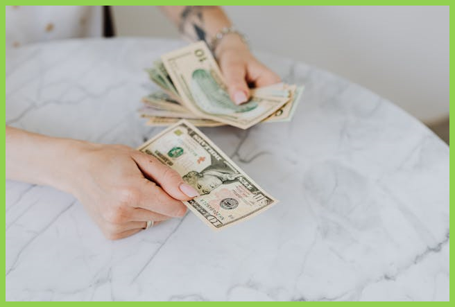 양도소득세 절세방법 - 달러를 건네는 손