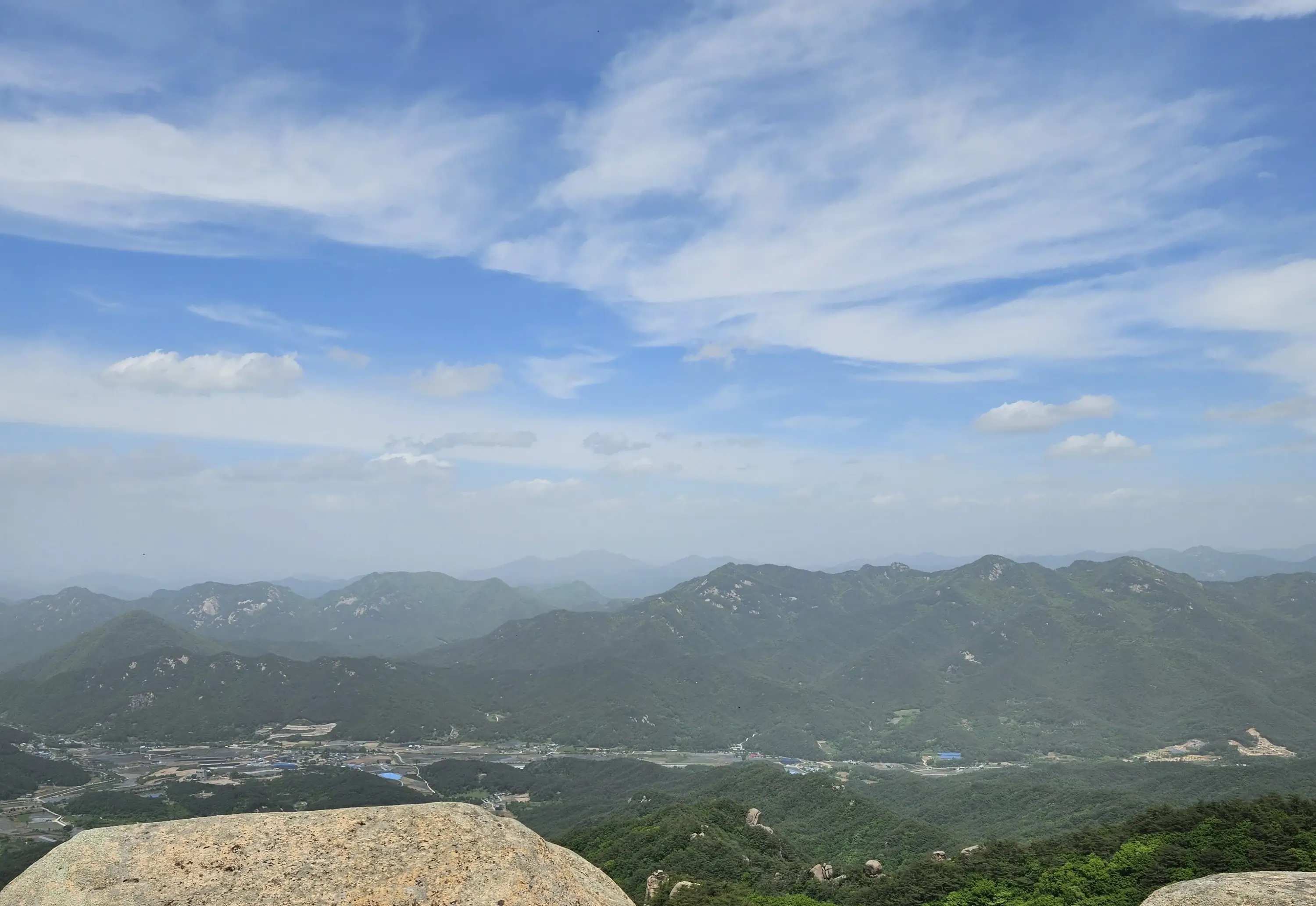 속리산 묘봉 능선에서 바라본 모습