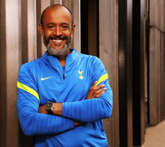 팔짱-끼고-있는-누누-산투