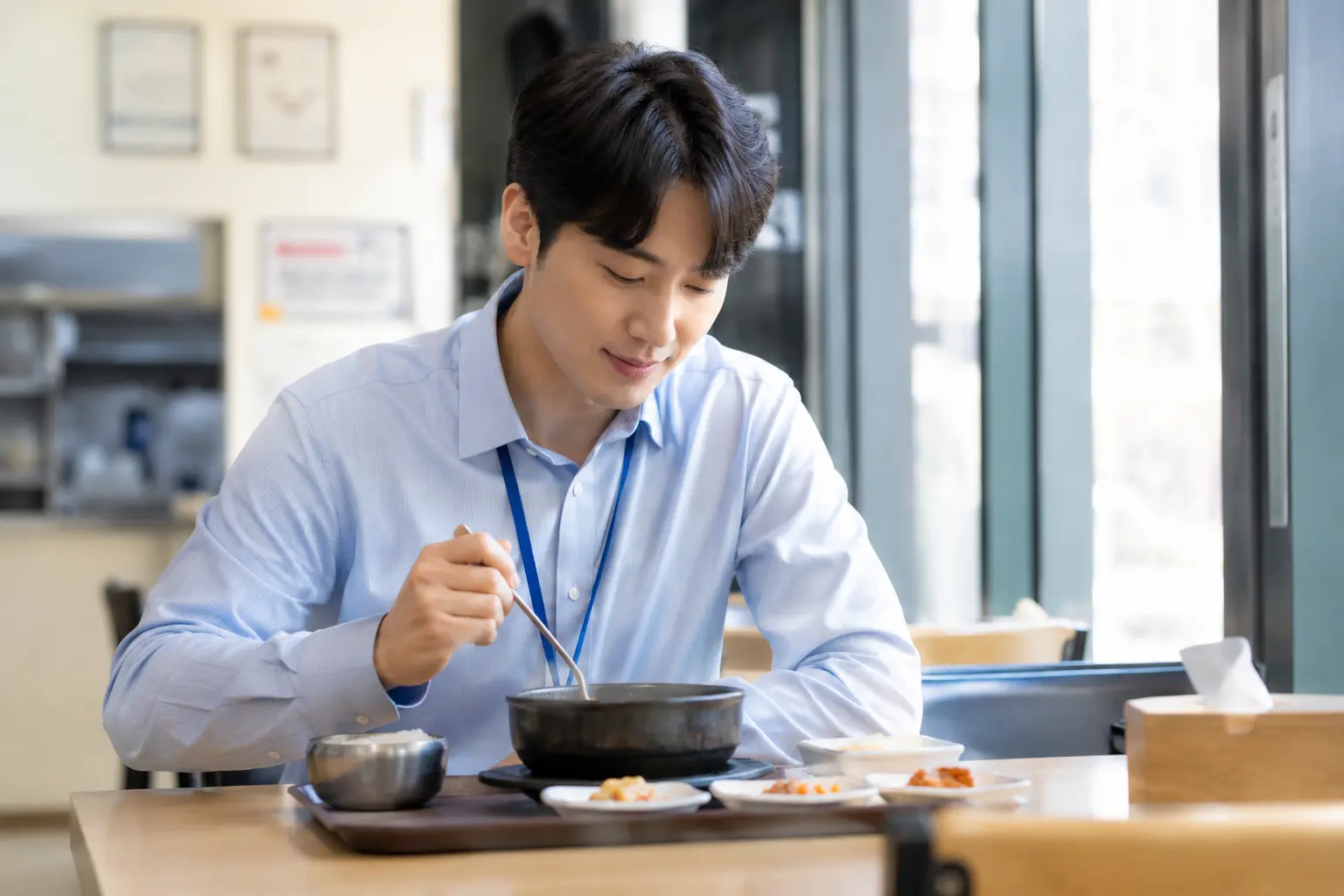 혼밥을 하는 직장인의 식사 모습