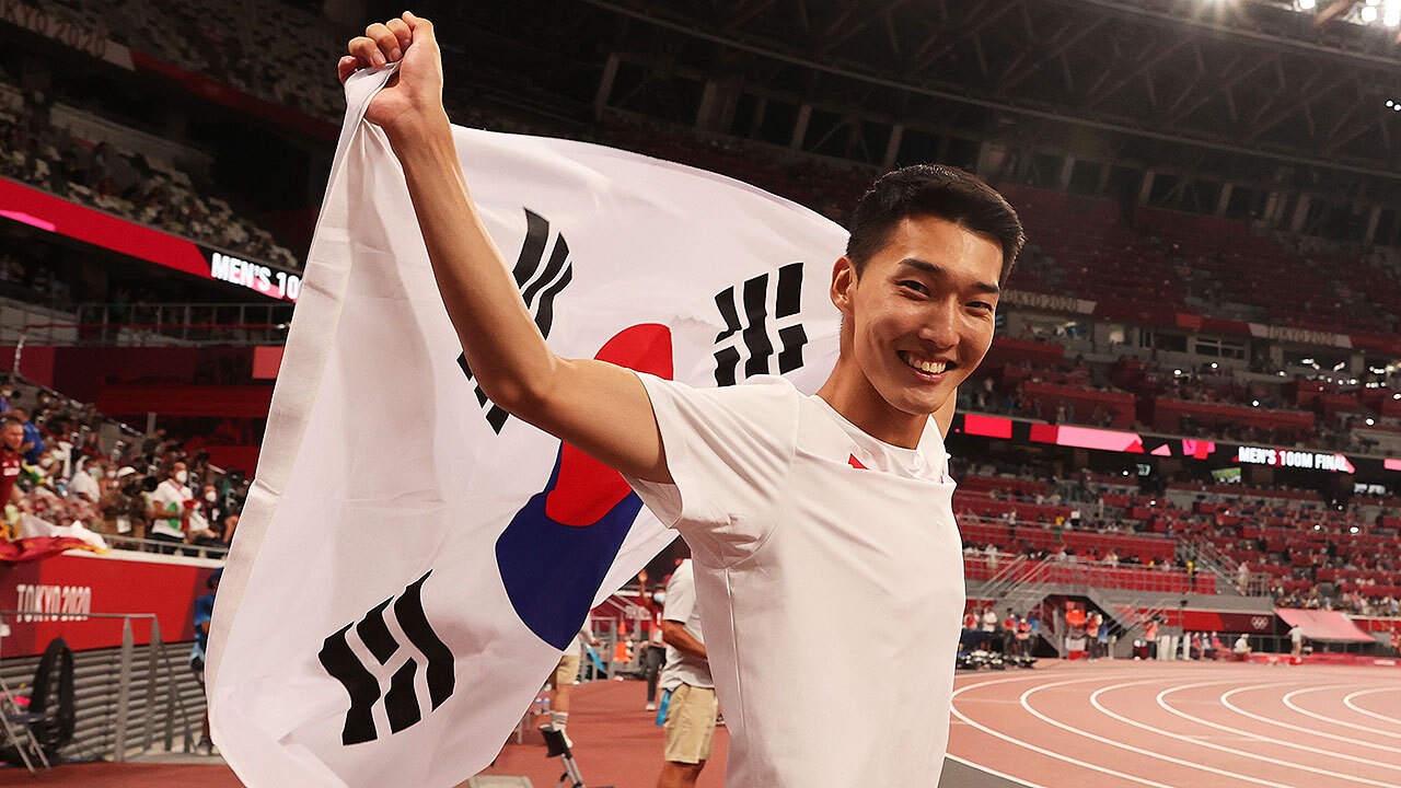 태극기를 든 우상혁 선수