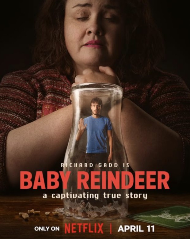 넷플릭스 실화 기반 시리즈 '베이비 레인디어' 포스터 &ndash; 병 속에 갇힌 남성과 두 손을 모은 여성의 이미지