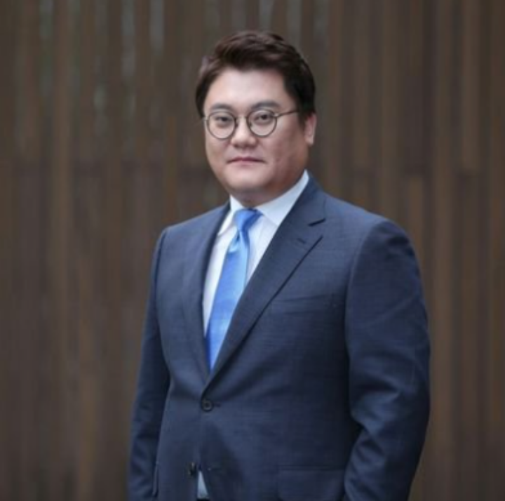 파란넥타이-엄성섭-앵커