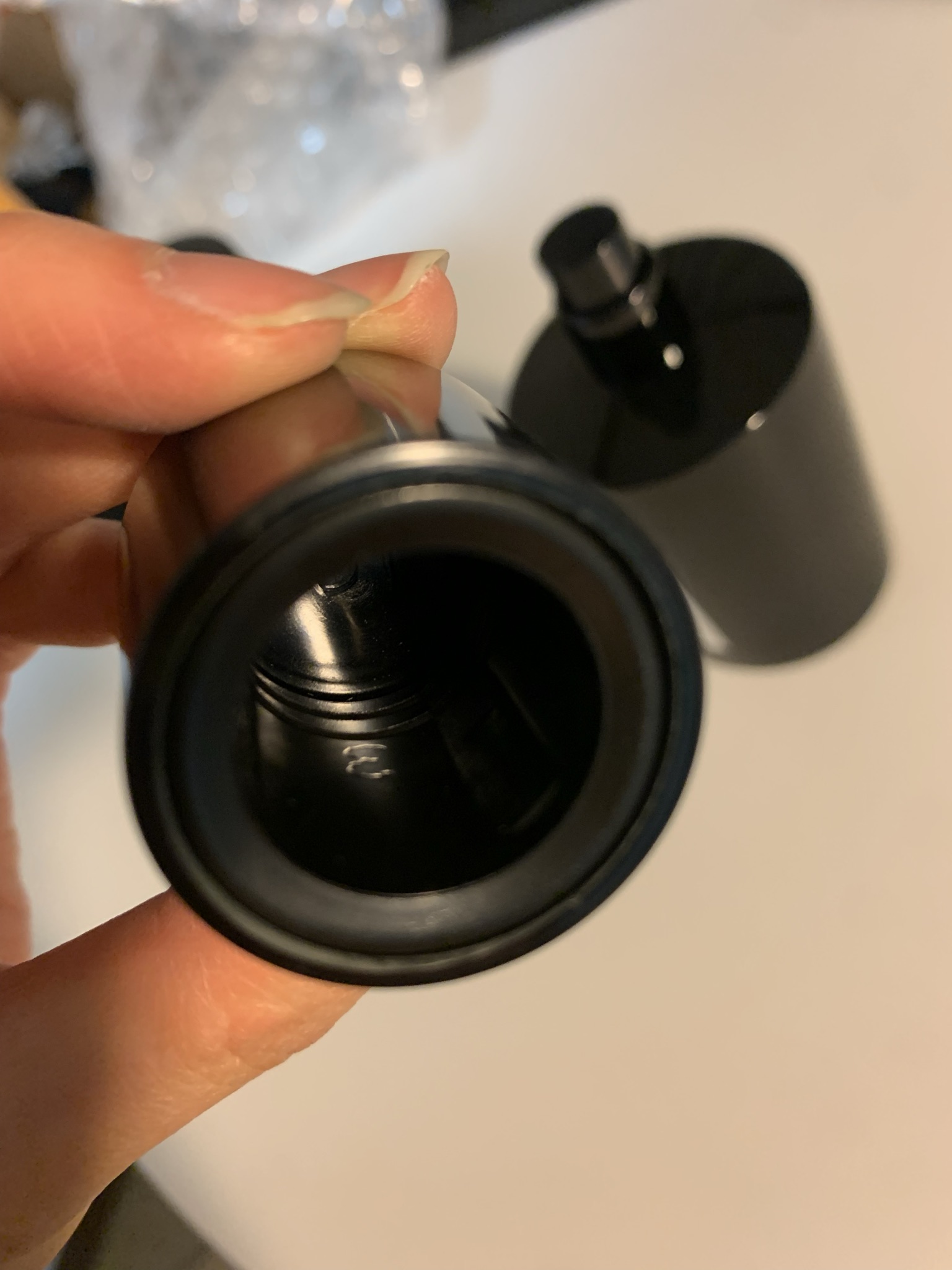 아쿠아디파르마-에센자-우디향수-시트러스우디향수-여름향수-블랙-향수보틀-향수캡