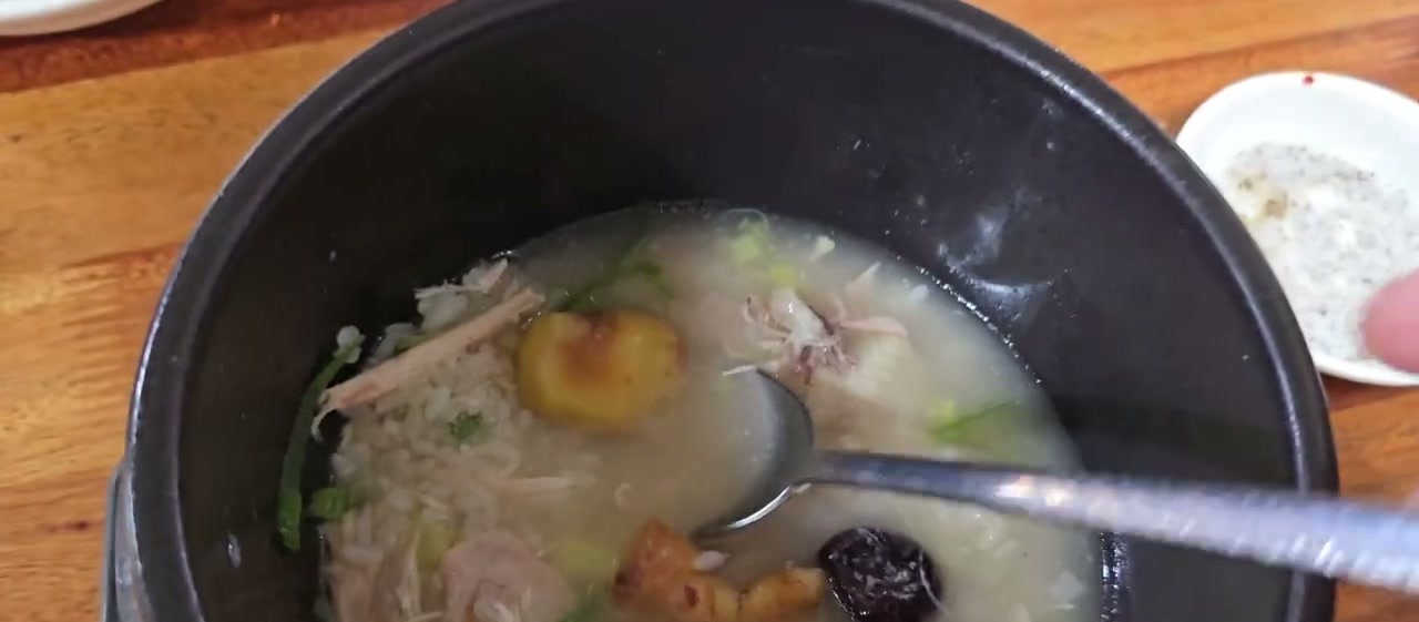 안에 찰밥, 밤, 인삼, 대추가 들어 있어요. 이 가격에 이 구성이면 진짜 삼계탕이라는 말이 나올 만하네요.