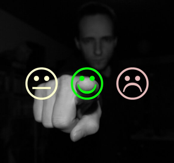 사람이 손가락으로 정면을 가르키는 모습