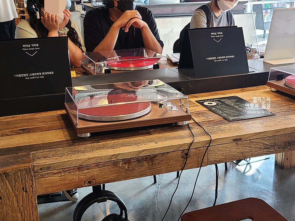 턴테이블 뉴트로 감성 가득한 바이닐앤플라스틱, LP 무료 감상하기, 이태원 가볼만한곳