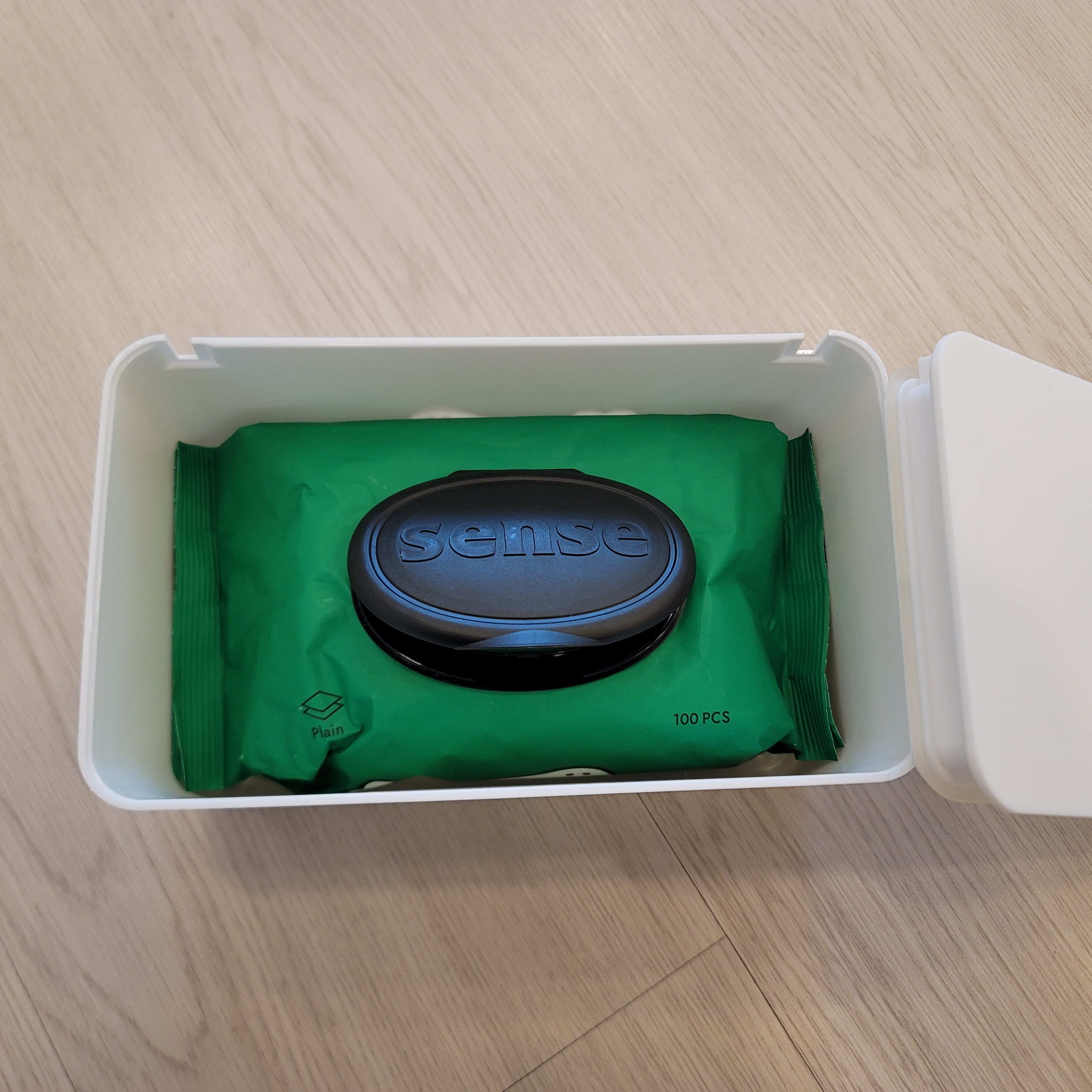 다이소 물티슈 케이스 안에 초록색 물티슈를 통째로 넣었다.