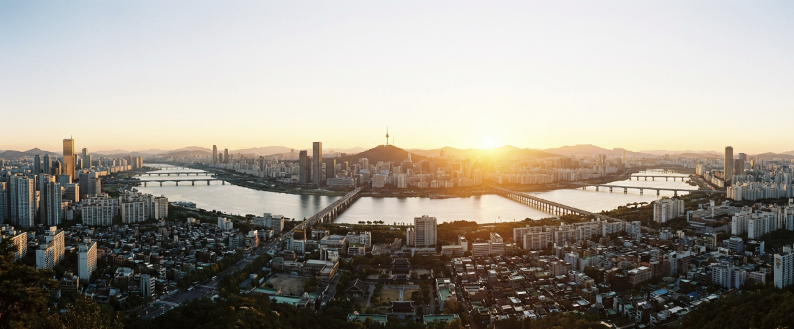 아차산 정상에서 바라본 한강과 서울 도심 위로 떠오르는 웅장한 일출 전경