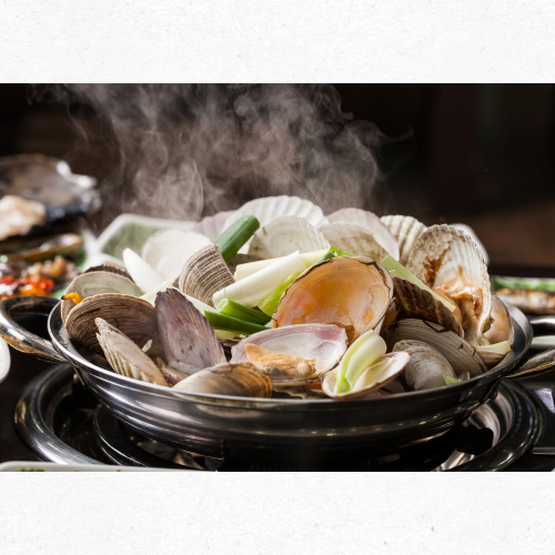 여름철 바닷가 조개잡이 체험