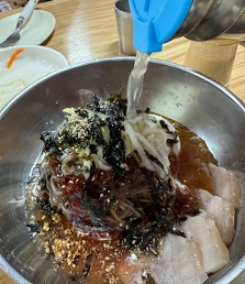 물-부어먹는-막국수