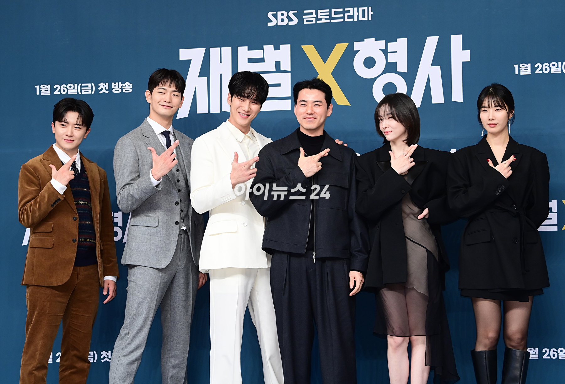 (왼쪽부터) 김신비-강상준-안보현-김재홍 감독-박지현-정가희가 23일 오후 서울 목동 SBS사옥에서 열린 SBS 새 금토드라마 '재벌X형사' 제작발표회에 참석하고 있다. [사진=정소희 기자]