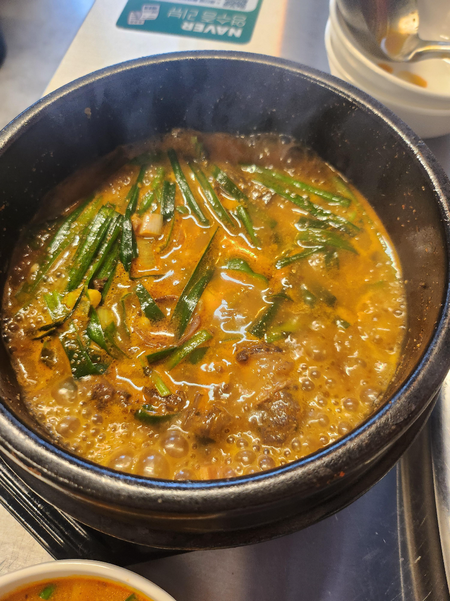 등촌동 야식 맛집 무등족발 뚝배기에 끓고 있는 순대술국