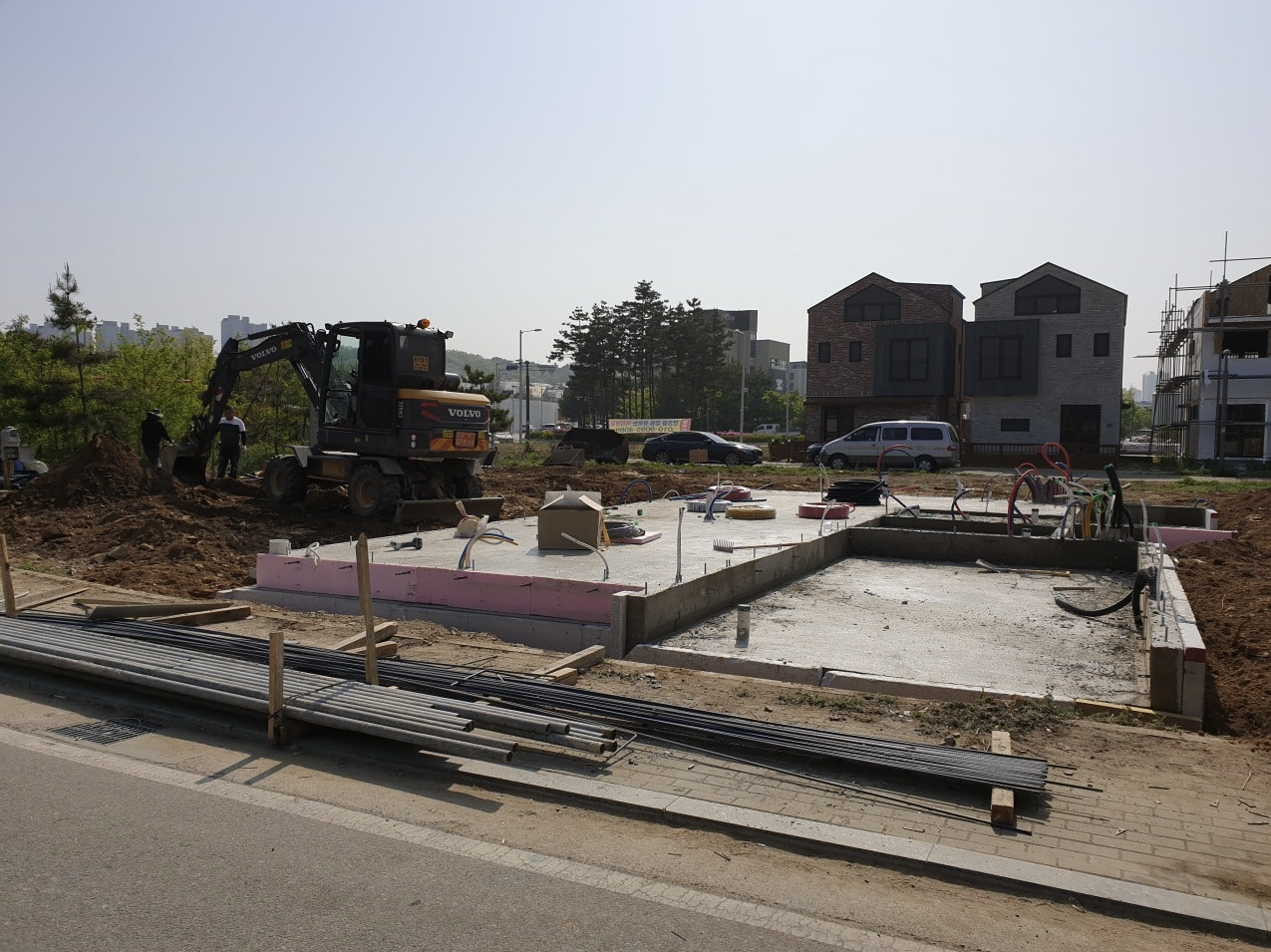 건축허가와 관련된 사항을 확인하고 착공을 진행하고 있는 모습