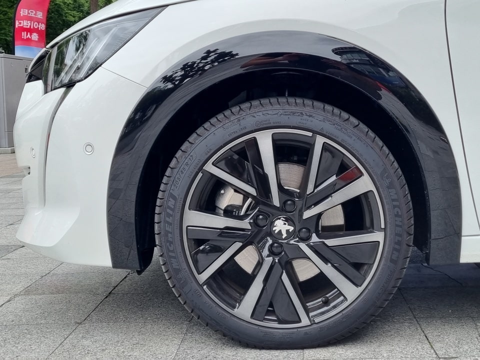 e-208 GT에 꽂힌 17인치 바퀴를 담았습니다.