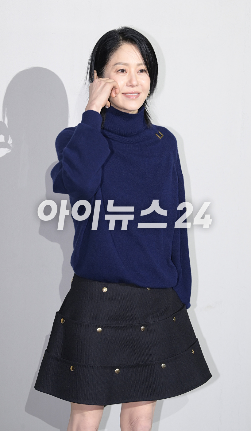 배우 고현정이 29일 오후 서울 한강 잠수교에서 진행된 '루이 비통 2023 프리폴 패션쇼'에 참석하고 있다. [사진=정소희 기자]