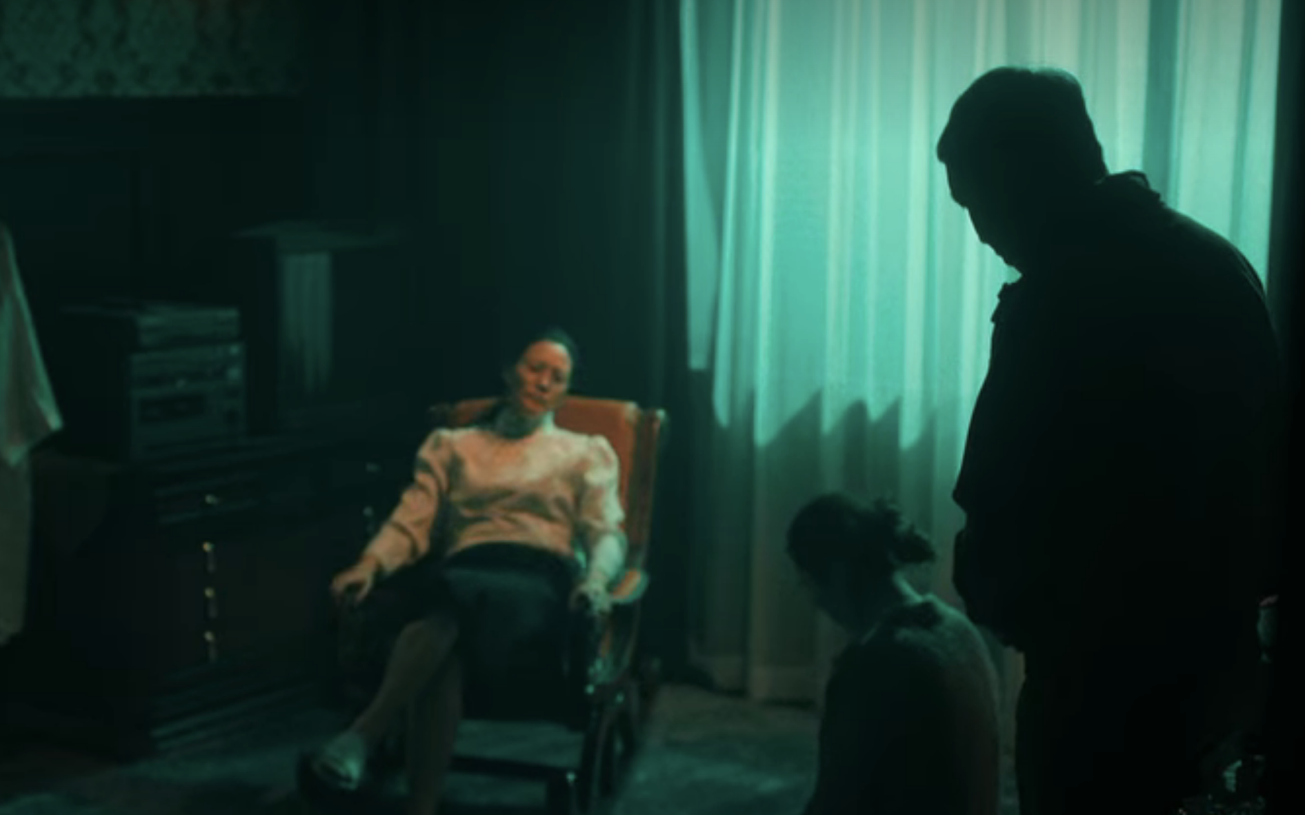 김기순이 의자에 앉아있고 신도들 중 한명은 무릎을 꿇고 한명은 서있다.
이 사진은 그때 당시를 연출한 장면이다.